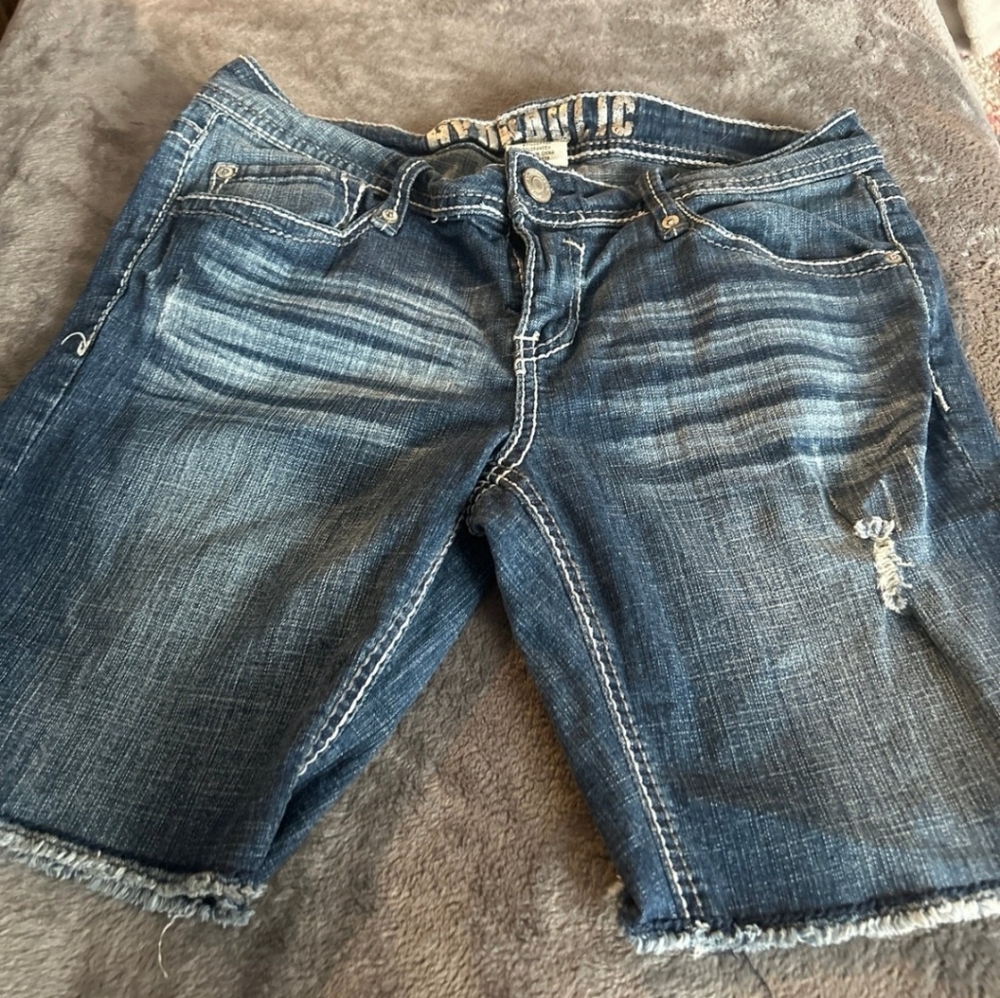 Hydraulic jean shorts